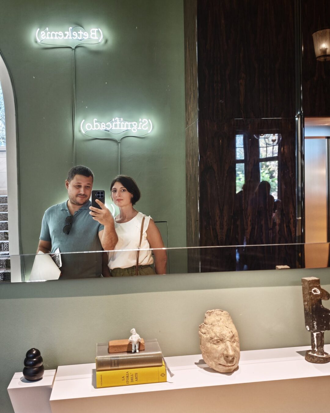 lake-como-design-festival-2026-installazione-neon-significato-specchio