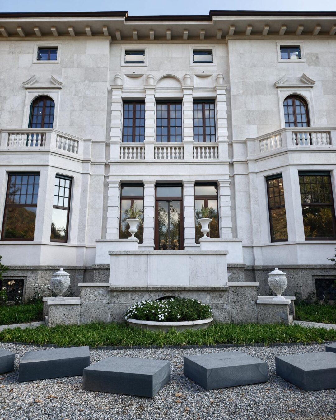 lake-como-design-festival-2026-villa-facciata-sera